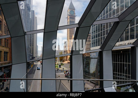 Altes Rathaus von der Innenseite der Helix Sky Bridge gesehen, dass links Eaton Center an der Hudson Bay Gebäude, Toronto, Kanada Stockfoto