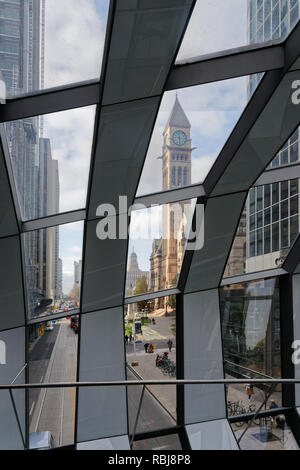 Altes Rathaus von der Innenseite der Helix Sky Bridge gesehen, dass links Eaton Center an der Hudson Bay Gebäude, Toronto, Kanada Stockfoto