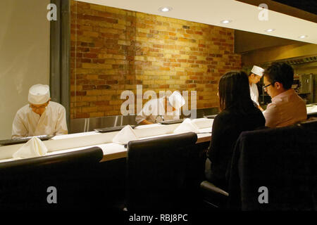 Die Köche bereiten die Mahlzeiten in Yasu Omakase Sushi-bar in Toronto, Kanada Stockfoto