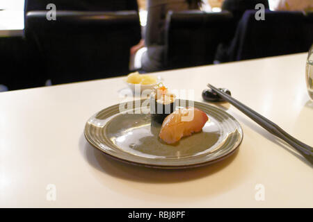 Eine Platte der edomae Sushi mit stripjack Fisch und cod Hoden in Yasu Omakase Sushi-bar in Toronto, Kanada Stockfoto