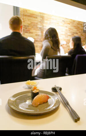 Eine Platte der edomae Sushi mit stripjack Fisch und cod Hoden in Yasu Omakase Sushi-bar in Toronto, Kanada Stockfoto