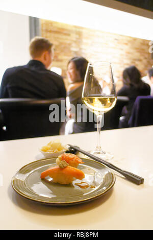 Eine Platte von Hummer und Seespinne Sushi in Yasu Omakase Sushi-bar in Toronto, Kanada Stockfoto