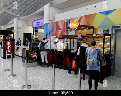 Tim Horton's Express coffee bar in Toronto Pearson Flughafen, Kanada Stockfoto