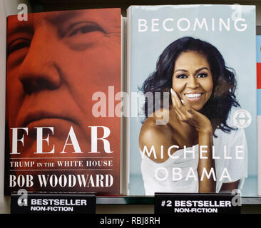 Angst: Trumpf im Weißen Haus und Werden von Michelle Obama Bücher nebeneinander auf einem Regal in einem Geschäft Stockfoto