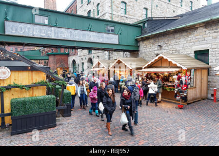 Menschen zu Fuß in Toronto Weihnachtsmarkt in der Distillery District Stockfoto