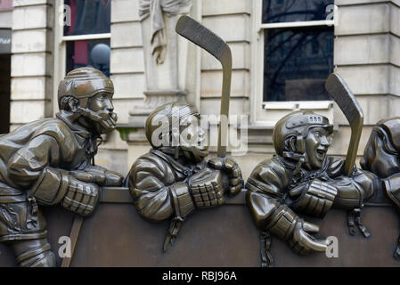 Die Skulptur "Unser Spiel 'von Edie Parker außerhalb der Hockey Hall of Fame, Toronto, Kanada Stockfoto