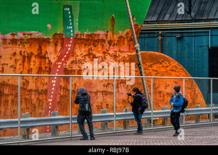 Zwei Fotografen, die Bilder von der bulk carrier Schiff Hafen Pfeifente in Toronto, Kanada Stockfoto