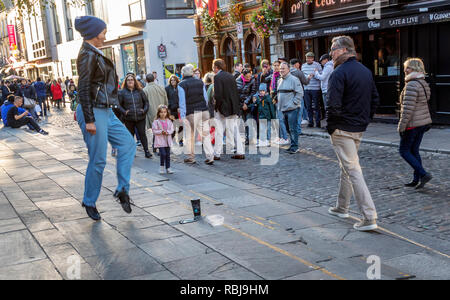 Eine junge Frau unterhält Touristen tun, einem irischen Step Tanz im Viertel Temple Bar in Dublin, Irland. Stockfoto