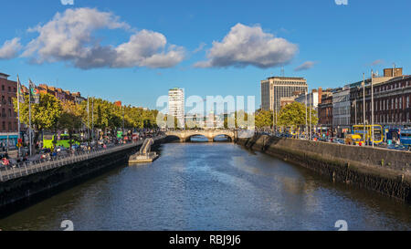 Ein Blick auf den Liffey Fluss von Ha'Penny Bridge in Dublin, Irland. Stockfoto