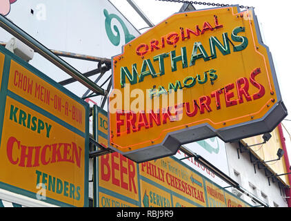 Nathans Handwerker berühmten Würstchen Frankfurter Original Restaurant, Deli, Fast Food, Coney Island, im Stadtbezirk Brooklyn, New York, NY, USA Stockfoto