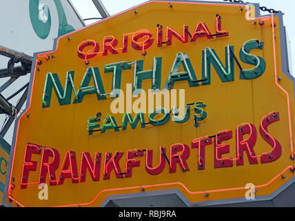 Nathans Handwerker berühmten Würstchen Frankfurter Original Restaurant, Deli, Fast Food, Coney Island, im Stadtbezirk Brooklyn, New York, NY, USA Stockfoto