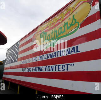 Nathans Handwerker berühmten Frankfurter Würstchen Hotdog Hotdog essen Contest, Coney Island, im Stadtbezirk Brooklyn, New York, NY, USA Stockfoto