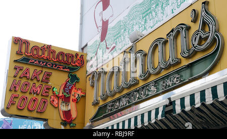 Nathans Handwerker berühmten Würstchen Frankfurter Original Restaurant, Deli, Fast Food, Coney Island, im Stadtbezirk Brooklyn, New York, NY, USA Stockfoto