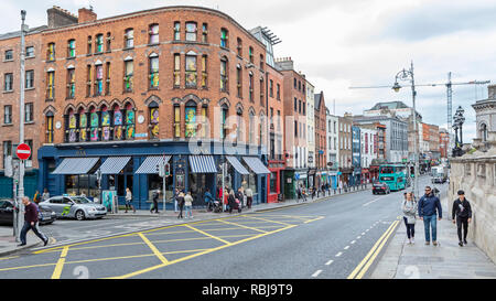 An der Kreuzung der Parlament St und Dame St ein, und fahren Sie in Richtung des Trinity College in Dublin, Irland. Stockfoto