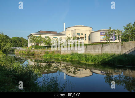 Die Insel Civic Center am Lagan Valley Insel in Lisburn, County Antrim, Nordirland mit dem Fluss Lagan im Vordergrund. Stockfoto