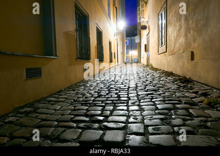 Alte Gasse in Prag, Mala Strana, spät am Abend mit Straßenbeleuchtung in Kopfsteinpflaster wider Stockfoto