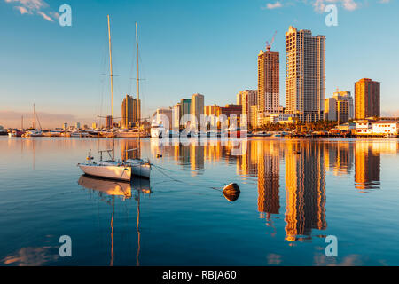 Skyline von Manila City und die Bucht von Manila Stockfoto