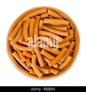 Kichererbsen Pasta in Houten. Braun Sedanini Rigati. Nicht gekocht Gemüse, getrocknet glutenfrei Nudeln von Cicer arietinum Mehl gemacht. Kurze Länge Rohre. Stockfoto