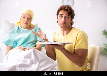 Mann auf der Suche nach der Frau im Krankenhaus Stockfoto