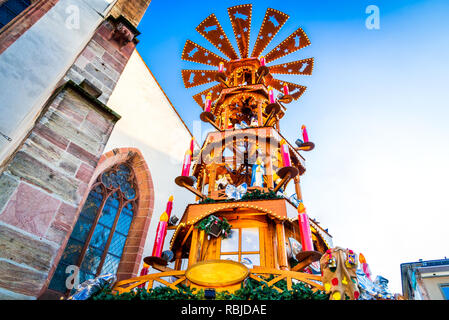 Basel, Schweiz. Weihnachten Märchen Markt am Münsterplatz und Münster Kathedrale, der Schweizerischen Eidgenossenschaft. Stockfoto