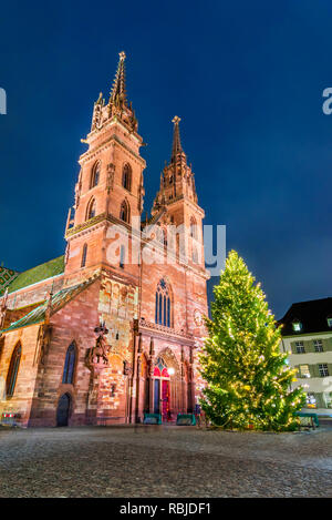 Basel, Schweiz. Weihnachten Märchen Markt am Münsterplatz und Münster Kathedrale, der Schweizerischen Eidgenossenschaft. Stockfoto