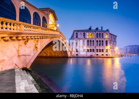 Venite, Italien - Nacht Bild mit Ponte di Rialto, die älteste Brücke über den Canal Grande, Venedig. Stockfoto