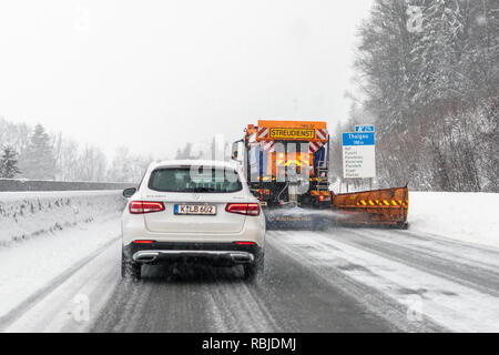 5. Januar 2019 - Salzburg, Österreich: Stau auf Autobahn Straße aufgrund starker Schneefall und Blizzard Sturm. Schnee entfernen LKW-Reinigung der Straße. Stockfoto