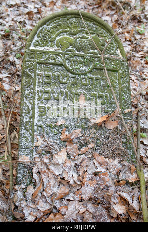 Der alte jüdische Friedhof, matzevah, Grabsteine im Winter. Piotrkow Trybunalski - Stadt des ersten jüdischen Ghettos von Nazi-Deutsche in Polen gegründet. Stockfoto