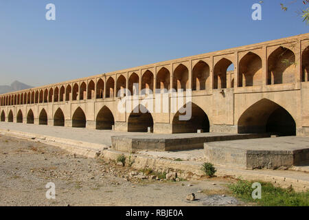 Die historische Brücke oder Siosepol Allahverdi Khan Brücke in Isfahan, Iran, Naher Osten Stockfoto