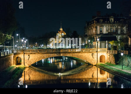 Straßburg, Frankreich - 31.Oktober 2017: Schöne französische Architektur Brücke Pont de la Poste bei Nacht mit ruhig fließenden Wassers und französischen Architektur beleuchtet Stockfoto