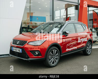 Straßburg, Frankreich, 7.November 2017: Neue Seat Arona SUV Marke Volkswagen Verkauf im Autohaus mit diversen Modellen von Das Welt Auto Stockfoto