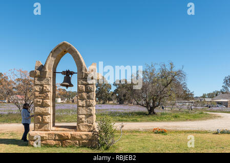 NIEUWOUDTSVILLE, SÜDAFRIKA, 29. AUGUST 2018: Belfry, Bell und Landschaft vor der Niederländischen Reformierten Kirche in Nieuwoudtville in den nördlichen Cap Stockfoto