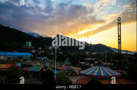 Kinder Attraktionen auf dem Hintergrund Sonnenuntergang in der Stadt Ramsar, nördlichen Iran Stockfoto