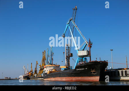 ANZALI, IRAN - SEPTEMBER 25,2018: Laden auf ein Handelsschiff, port Anzali Hafen im Kaspischen Meer, Iran Stockfoto