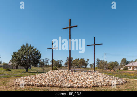 NIEUWOUDTSVILLE, SÜDAFRIKA, 29. AUGUST 2018: die Drei Holzkreuze an der Niederländischen Reformierten Kirche in Nieuwoudtville in der Northern Cape Provinz Stockfoto