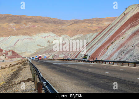 Autos fahren auf der Autobahn durch die schönen bunten Berge ähnlich östlichen Gewürzen in Tabriz, Iran Stockfoto