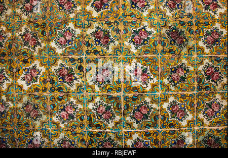 Buntes Mosaik und Fliesen in der traditionellen persischen Stil an der Wand des alten Golestan Palast Stockfoto