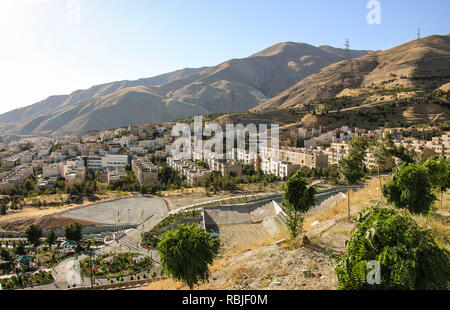 Blick auf die Wohnviertel von Teheran mit Alborz Berge im Hintergrund, Iran Stockfoto