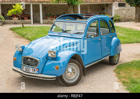 Sunday Times Travel Anthony Peregrine, mit einem Citroen 2 CV für den 70. Jahrestag Stockfoto