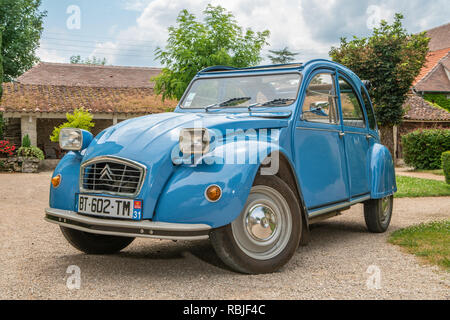 Sunday Times Travel Anthony Peregrine, mit einem Citroen 2 CV für den 70. Jahrestag Stockfoto