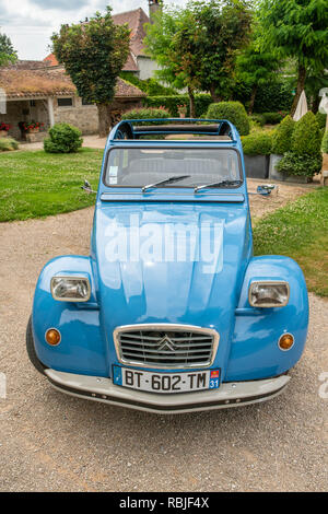 Sunday Times Travel Anthony Peregrine, mit einem Citroen 2 CV für den 70. Jahrestag Stockfoto