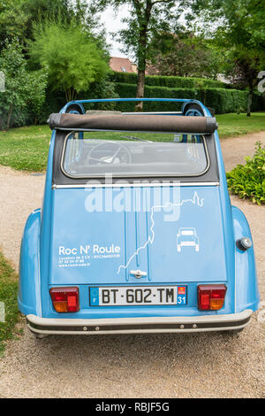 Sunday Times Travel Anthony Peregrine, mit einem Citroen 2 CV für den 70. Jahrestag Stockfoto