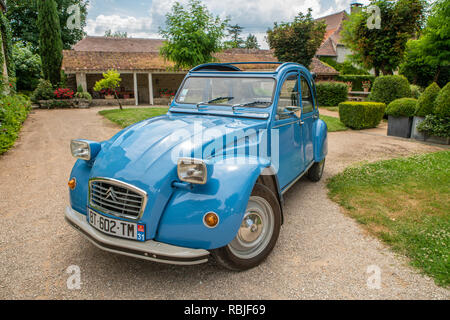 Sunday Times Travel Anthony Peregrine, mit einem Citroen 2 CV für den 70. Jahrestag Stockfoto