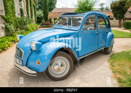 Sunday Times Travel Anthony Peregrine, mit einem Citroen 2 CV für den 70. Jahrestag Stockfoto