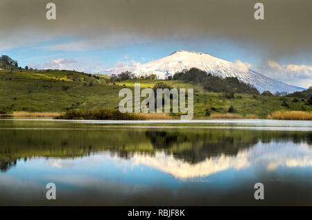 Vulkan Ätna auf biviere See - Cesaro' spiegeln, Nebrodi Park, Sizilien. Stockfoto