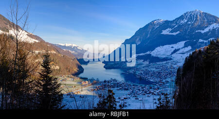 Blick auf den Lungernsee und Lungern, Schweiz/Europa Stockfoto