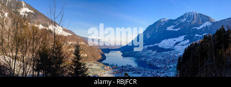 Blick auf den Lungernsee und Lungern, Schweiz/Europa Stockfoto