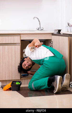 Junge Klempner Instandsetzung Waschbecken in der Küche Stockfoto