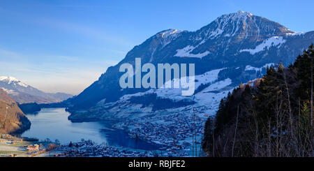 Blick auf den Lungernsee und Lungern, Schweiz/Europa Stockfoto