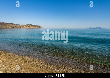 Kristallklare Meer Wasser. Nordküste Siziliens, Bazia, Falcone, Messina, Sizilien. In der Ferne das Heiligtum der Schwarzen Madonna von Tyndaris. Stockfoto